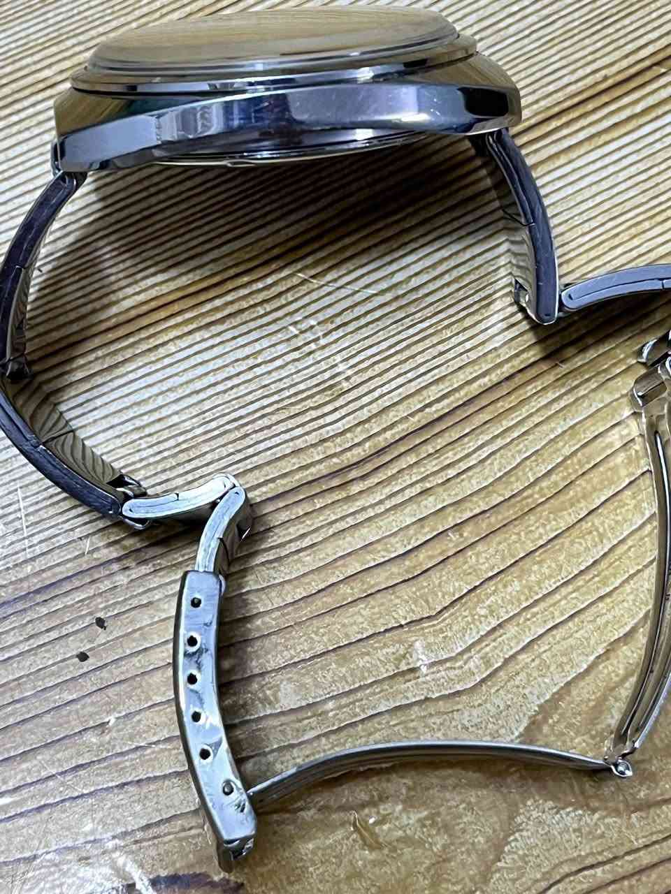الماركة: أورينت (Orient) يابانية أصلية.
الحركة: أوتوماتيك (21 Jewels) تعمل بكفاءة عالية.
 الميزة الخاصة: لوحة التقويم الدائم الفريدة التي تعرض الأيام والتواريخ والشهور بتصميم هندسي رائع.
 المينا (Dial): لون أزرق ملكي ساحر يتدرج مع الإضاءة ليخطف الأنظار.
📅 تاريخ الصنع:  بالسبعينات


**إذا كنت صاحب هذا الإعلان وتريد حذفه لأي سبب، رجاءا أرسل رسالة إلى الدعم الفني**