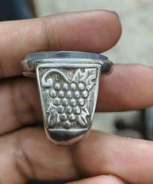 عقيق يماني شجري قديم صياغه يدويه قديمه نقش عنقود. العنب للبيع بغداد. ***********
