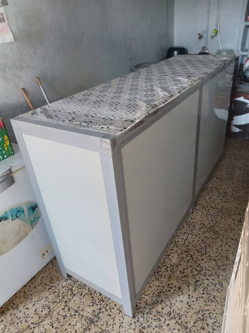 جامخانة وميز للبيع فصال درجة أولى وشغل ثقيل
جامخانة واسعة عرضها ١٤٠ والميز عرضو ٦٠ والطول مترين

مكاني موصل الأيسر 
***********
***********

