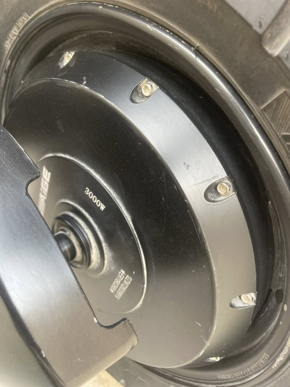 سلام عليكم دراجة شحن اباتشي موديل 2026 المواصفات:محرك عملاق 3000 واط حقيقي 6 بطاريات 🔋 مسطرة أصلية (72v-35A)تحكم بالسرعات (1-2-3)شاشة عرض ايباد لعرض السرعة والأعطال لايتات امامية LED دائرية بأضائة عالية كلش سكن عالي ناصي رماش بريكات هايدروليك دسك أمامي خلفي - Rنظام رجوع للخلف -هورن ومكان لشحن التلفون وجيب حامل للتلفون مقعد مريح + صندوق تخزين جوة المقعد دبلات امامية هايدروليك + دبلات خلفية غاز  نظامين تشغيل سويج وبصمة تشغيل عن بعد وقفل حماية للسرقة شاحنة ذكية تقرة شكد بيها شحن دراجة جديدة 🆕 ونضيفة ومناقصه برغي السعر المطلوب: 1250 مليون وميتين وخمسين وبيها مجال للطيبين تعال شوفه وبيك خير وتدلل موجود خاص او الرقم للتواصل *********** مكاني بغداد
