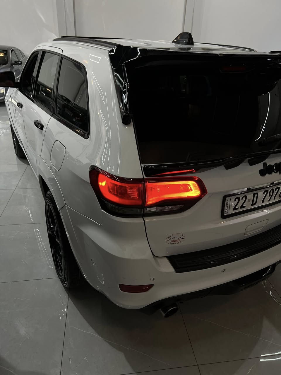 � جيب جراند شيروكي SRT 2017 بسعر توكسون
🔹 المحرك: V8 HEMI سعة 6.4 لتر

🔹 عدد السلندرات: 8 سلندر

🔹 القوة: 475 حصان

🔹 العزم: 637 نيوتن.متر

🔹 ناقل الحركة: أوتوماتيك 8 سرعات

🔹 نظام الدفع: رباعي AWD

🔹 التسارع 0-100 كم/س: حوالي 4.8 ثانية

🔹 السرعة القصوى: 257 كم/س

📏 الأبعاد

* الطول: 4.84 متر

* العرض: 1.94 متر

* الارتفاع: 1.75 متر

* قاعدة العجلات: 2.91 متر

⚙️ المواصفات الرياضية

* نظام Launch Control

* نظام Brembo للفرامل الرياضية

* وضعيات قيادة متعددة (Sport / Track / Snow / Tow)

* جنوط 20 إنج

🎵 التجهيزات

* شاشة وسطية 8.4 إنج

* مقاعد جلد رياضية مدفأة ومهواة

* كاميرا خلفية

* حساسات أمامية وخلفية

* فتحة سقف بانورامية (حسب الفئة)

* نظام صوت فاخر

⛽ سعة خزان الوقود: 93.5 لتر 

الضرر • بدون صبغ فقط الجاملغ الخلفي بيه تكحيل شي بسيط غير السياره كفاله 

ايرباكات • سليمه 

دواخل • سليمه 

مكان السياره • اربيل • طريق مخمور • شارع 100 • معرض منذر الدليمي 📍 " 

السعر • 238 وبيها مجال للطيبين

للتواصل • *********** • 📞
