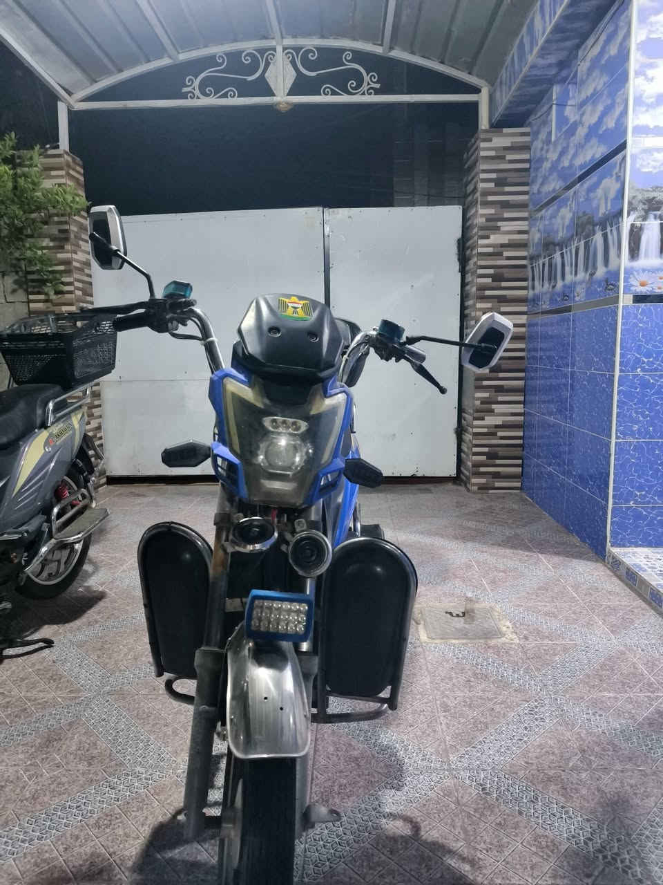 السلام عليكم 
موطور شحن للبيع كلشي شغال بي
 بطاريات كلهن فول
اشاير لايت عالي وناصي
هورن وكلشي
***********
يرهم مراوس
