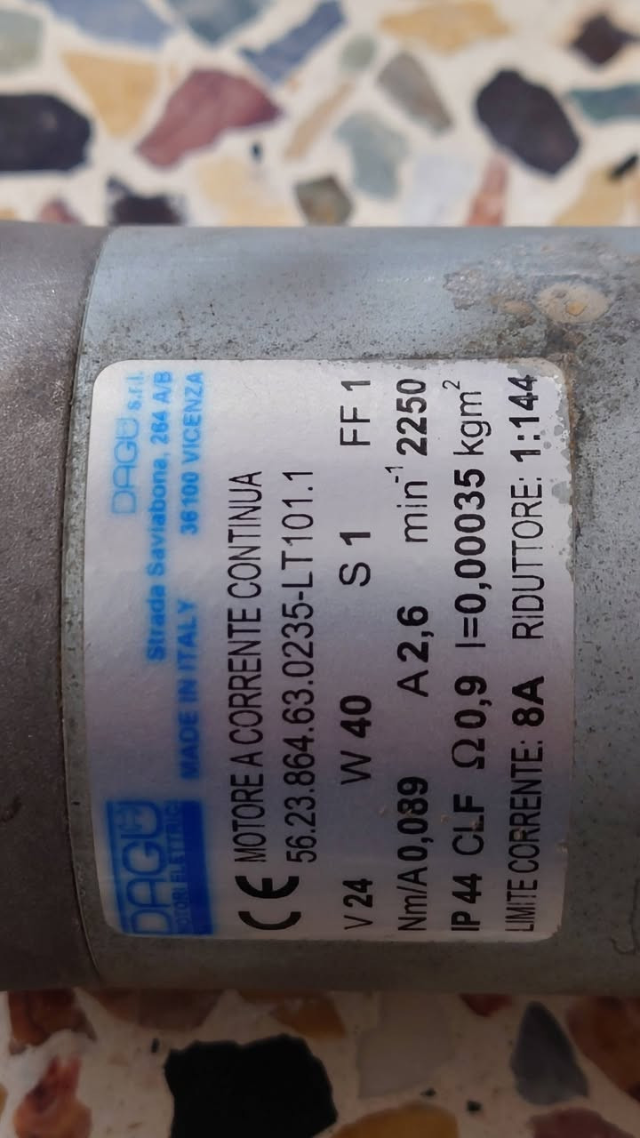 محرك تيار مستمر DC
✅ إيطالي (DAGU) مع كارت تحكم وحساس حركة (Encoder).
​المواصفات :
​نوع المحرك: DC Motor ذو مغناطيس دائم (سلكين مباشرين).
​جهد التشغيل: 24 فولت تيار مستمر (يعمل مباشرة على بطاريات أو باور سبلاي ).
​القدرة: 40 واط (يصل سحبه إلى 8 أمبير كحد أقصى عند الحمل العالي).
​نسبة التخفيض: 1:144 (توازن ممتاز جداً بين السرعة الواضحة والعزم القوي).
​الملحقات الذكية: مزود بقرص تشفير ضوئي (Optical Encoder) وكارت إلكتروني لقراءة وضبط السرعة وعدد الدورات بدقة.
​✅ الاستخدامات: مثالي لمشاريع الروبوتات الذكية، سيور نقل البضائع المتوسطة، آلات التعبئة والتغليف، منظومات الأتمتة (Automation)، أو أي مشروع يتطلب التحكم الدقيق بالسرعة والموقع عبر البرمجة (مثل الأردوينو).
❌ المحرك مستخدم نظيف جدا كما مبين في الصور ❌
⚠️ تم فحص المحرك وهو يعمل بصورة جيدة جدا وبدون اي مشاكل⚠️
✅ يتم البيع لاعلى سعر ، للاستفسار ارسل رسالة ✅
✅ للمهتمين سيتم ارسال فيديو مصور لتشغيل وفحص المحرك


**إذا كنت صاحب هذا الإعلان وتريد حذفه لأي سبب، رجاءا أرسل رسالة إلى الدعم الفني**