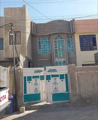 دار مساحة ١٠٠ للبيع واجهة ٥ ونزال ٢٠ بناء٢٠١٠مدخلين   يتكون من كراج وا...