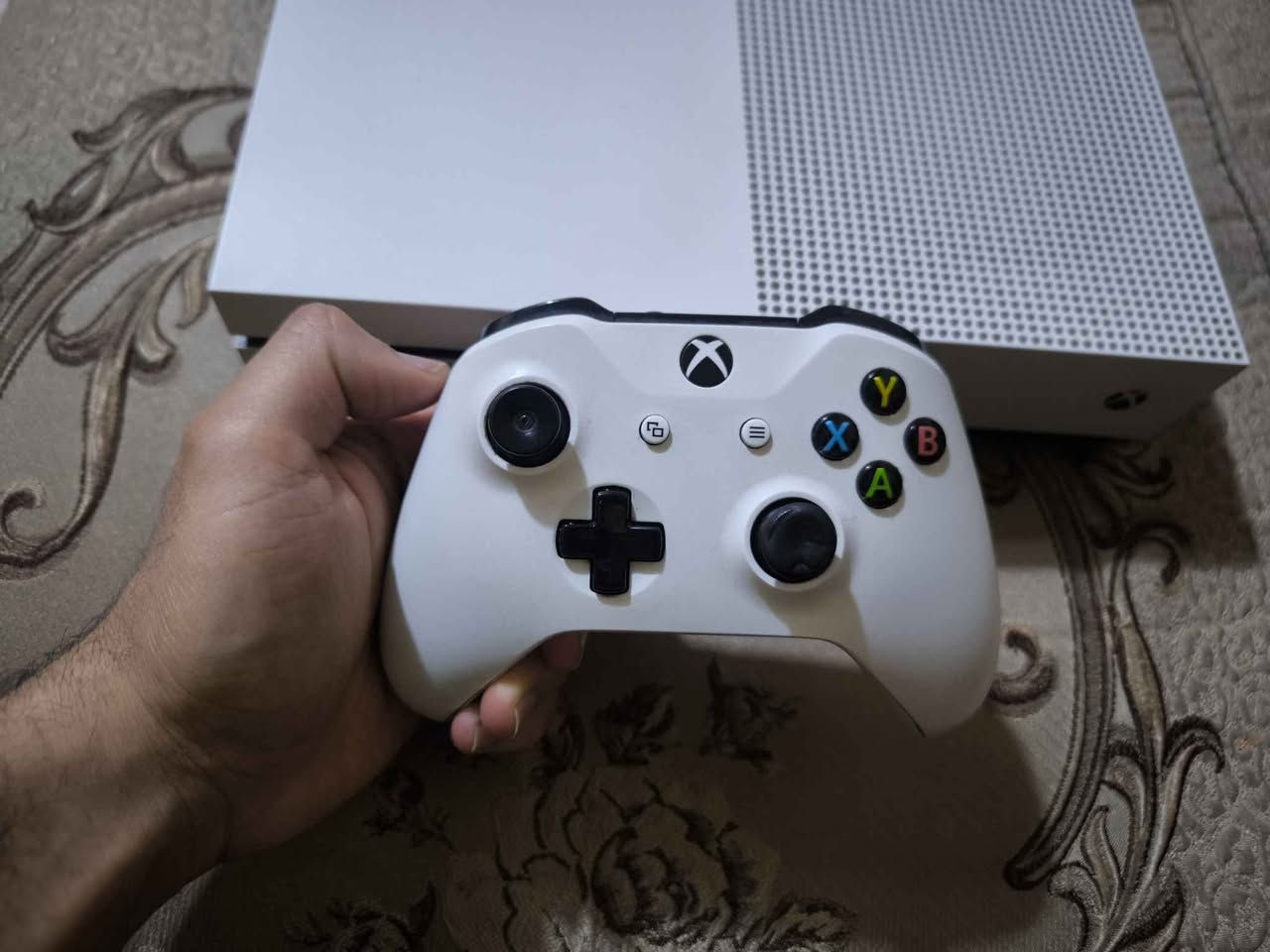 اكسبوكس ONE S ذاكرة (1 تيرا)والعدسه مالأقراص شغالة 100% لوك لا مفتوح ولا مصلح منزلة هواي العاب مجرد تضيف حساب وتلعب
مكاني بغداد الامين اذا تحب تجيني 
وعندي توصيل الكل مكان ب5✅
*********** ومتواجد واتساب بغداد, العراق
