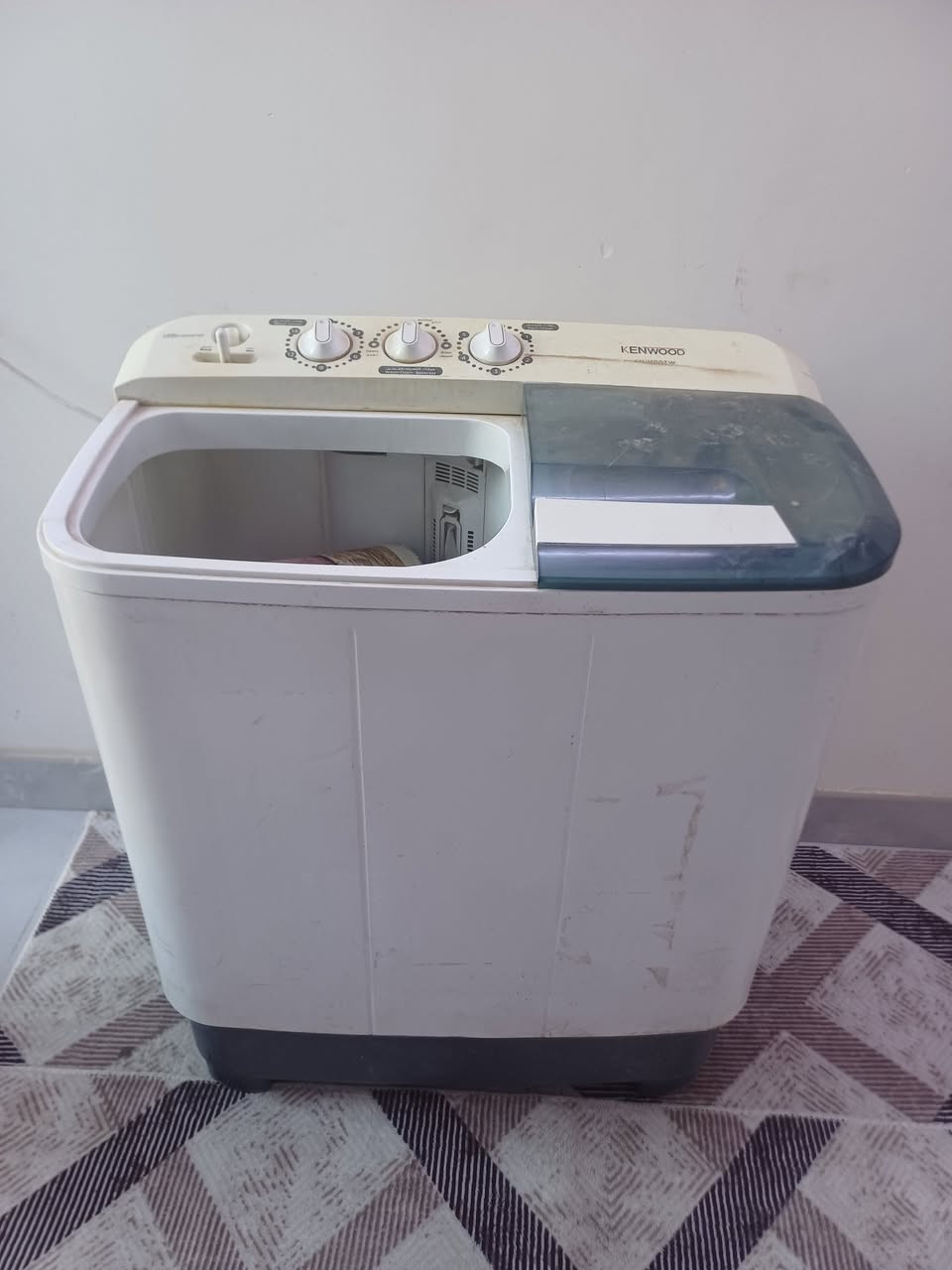 غساله للبيع في ابو دشير
شغاله نضيفه 

السعر ٤٠ الف
***********
