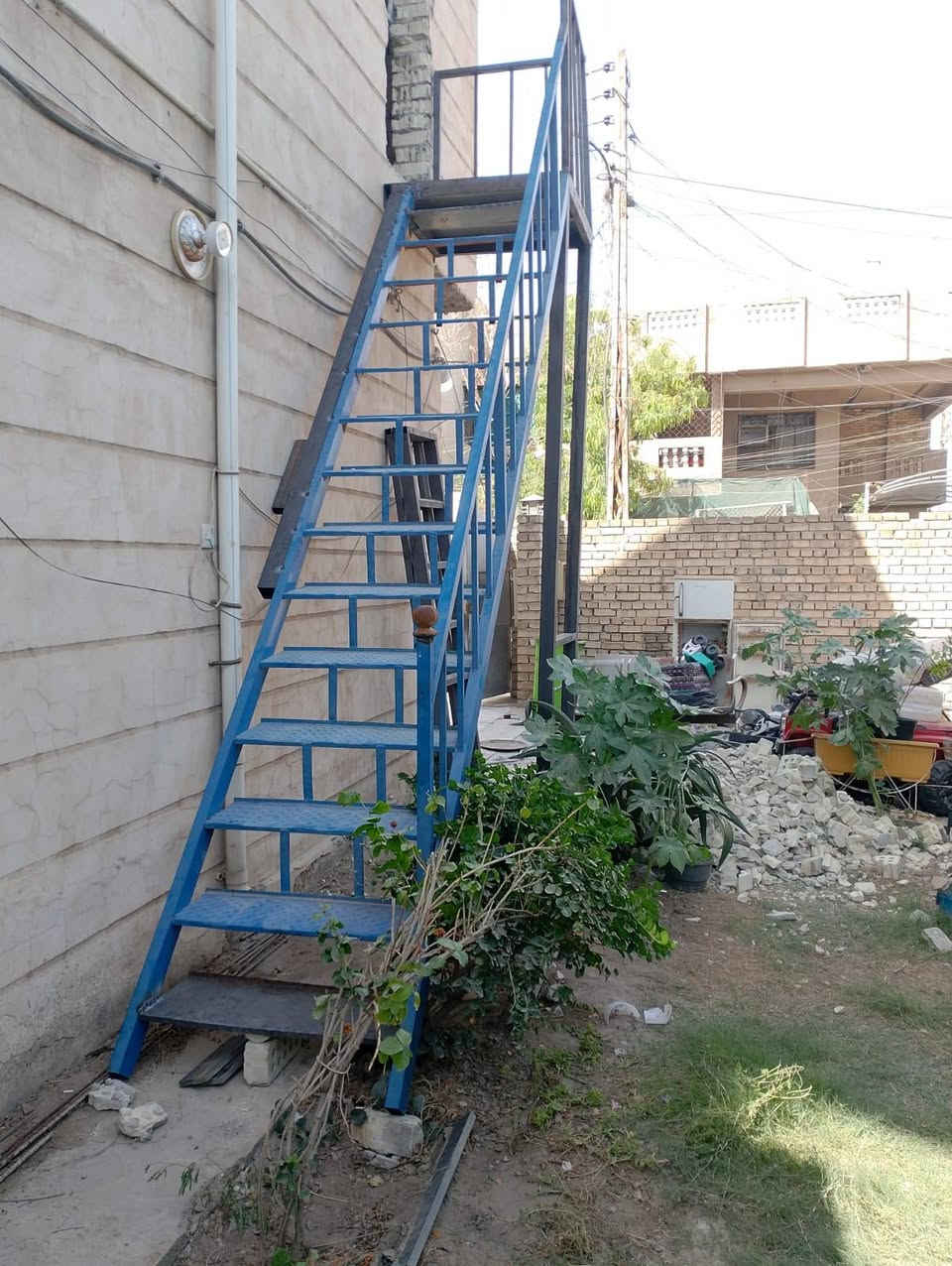 سلام عليكم اي شخص محتاج حداد لكافة أنواع الحدادة يجيك الباب سبع قصور حي اور مدينه الصدر شعب ابو فاطمه الحداد ***********
