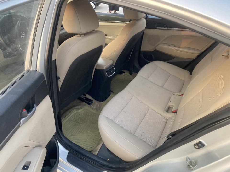 السلام عليكم الانترا 2017خليجي لون رصاصي سياره رقم بابل الجديد جاهزه ما بيها نقص برغي بدون ضربه بس بيها رشات صبغ السياره كلش جديده ومال بيت واحلى من الصور بسمي مجدده لل 2030  السياره بيها باتري جديد قبل كم يوم شديته و زوج تايرات السعر 130 وبيها مجال للاستفاسر ***********
