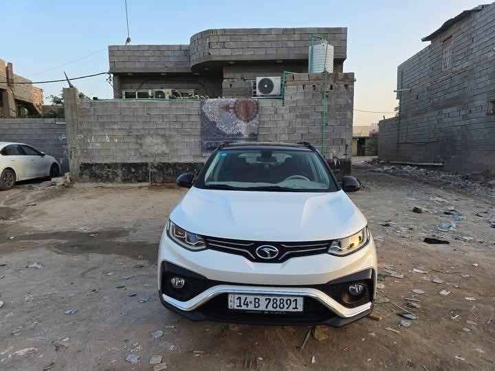 السلام عليكم
عزيزي اقرة المنشور زين يلا تخابر يا حبيبي انت 
ملاحظة السيارة (صيني) وتم تنزيل السعر !!ب 110 ويهه مجال بسيط حك الجيه
 ساوايست dx5 موديل 2023 السيارة دخول كويت وارد خليجي  رقم بصرة الجديد السنوية تنتهي ب29 فول مواصفات  مكينة وكير ميتسوبيشي ياباني حجم المحرك 1500 تيربو السيارة نظيفة كلش ماشية 30 الف 
السعر 110 مكاني البصرة القبله  للأستفسار على الخاص او الاتصال *********** وهاي مواصفاتهة
سيارة ساوايست DX5 موديل 2023  بمحرك 1.5 لتر تيربو بقوة 156 حصان وناقل حركة أوتوماتيكي CVT، مع دفع أمامي للعجلات، وتوفر ميزات أمان مثل ABS وESP ووسائد هوائية أمامية، إلى جانب تجهيزات خارجية مثل الفتحة البانورامية والمرايا الكهربائية، وداخلية تشمل شاشة وسائط وكاميرا خلفية وتكييف أوتوماتيك وتشغيل بصمة. 
المحرك وناقل الحركة 
المحرك: 1.5 لتر تيربو رباعي الأسطوانات بقوة 156 حصان.
ناقل الحركة: أوتوماتيكي من نوع CVT.
الدفع: دفع أمامي (FWD).
الأمان والسلامة 
نظام فرامل مانع للانزلاق (ABS).
نظام الثبات الإلكتروني (ESP).
نظام المساعدة على الفرملة (BA).
وسائد هوائية أمامية.
نظام التحكم بالانزلاق (TRC).
نظام المساعدة على نزول المنحدرات (HDC).
سنتر لوك.
, فتحة سقف بانورامية, مرايا جانبية كهربائية مع إشارات, مصابيح ضباب خلفية,   
تشغيل بصمة للدخول وتشغيل المحرك.
شاشة وسائط متعددة.
كاميرا خلفية.
مدخل USB ومنافذ طاقة.
مثبت سرعة.
تحكم كهربائي للزجاج.
مكيف هواء أوتوماتيك.
تحكم صوتي.
مفتاح ذكي.
