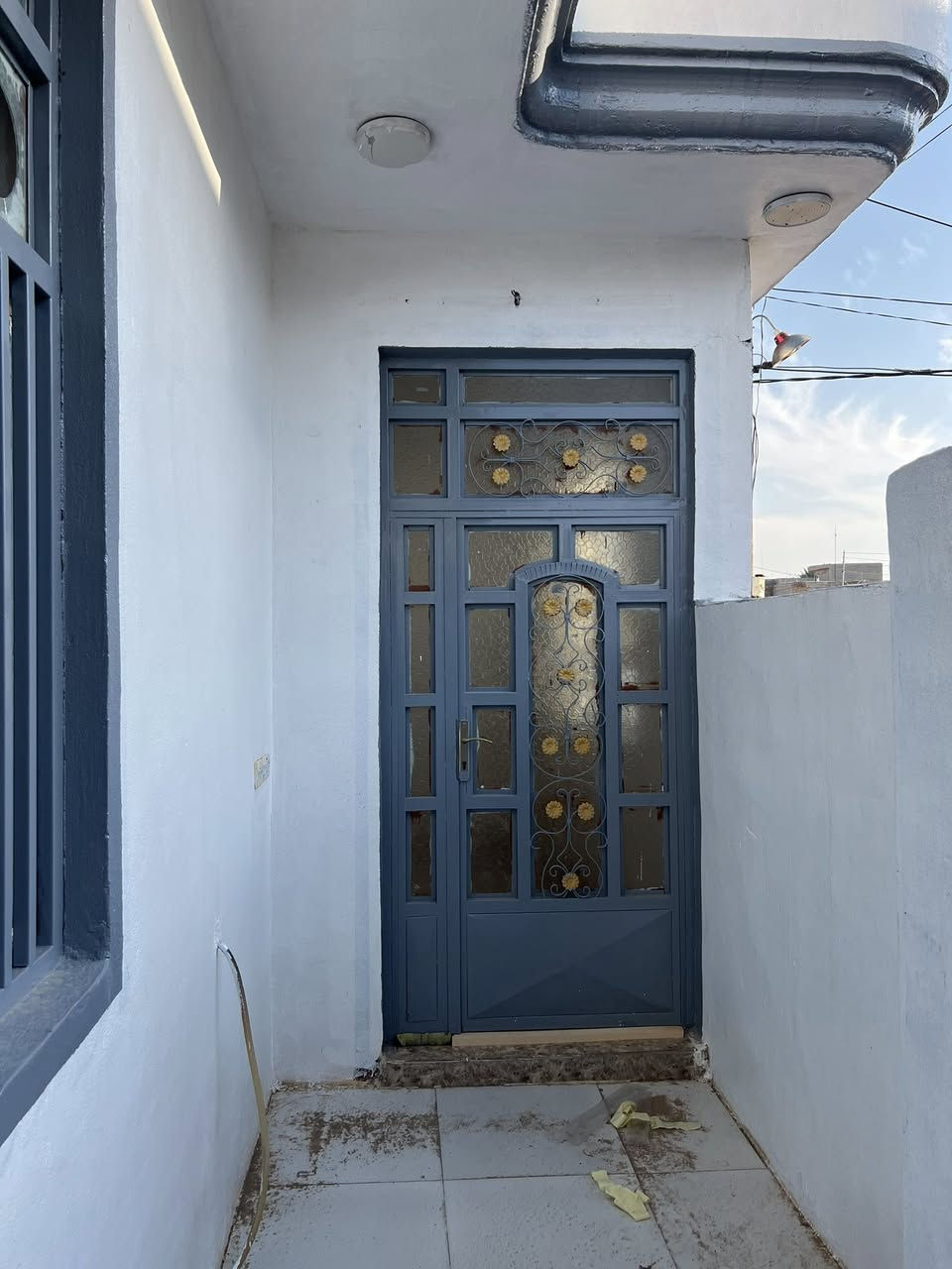 سلام عليكم
للبيع بيت 100 متر مربع ركن في بختياري شارع اسواق المندلاوي بيت مكون من غرفة ومطبغ والصالة واستقبل وصحيات فول سيراميك و+ كاونتر وسبالت اثنين كهرباء وماء متوفر + ماء بير 

الرقم: ***********
