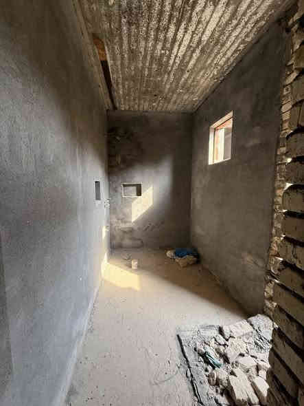 السلام عليكم. بيت حي الجامعة مقابيل جامعة المثنى و كليه الهندسة بالضبط كماا موضح في الصور.
البيت مساحة ٢٥٠م. يتكون من ٤ غرف نوم واحده منهم سويت و المطبخ حار وبارد و مكشوفات عدد ٢ و حمامات داخلية وخارجية و كراج للسيارة وحديقة.
الطابق الأول. كامل من ناحية اللبخ،كهرباء ،مجاري و صبة نظافة.
الطابق الثاني غرفتين و صالة و حمامات و سطح خارجي في الطابق الثاني بالاظافه للسطح  الكبير. الطابق الثاني ع وضع الطابوق. 
البيت مطلوب للإسكان.

للاستفسار الاتصال على الرقم ***********
