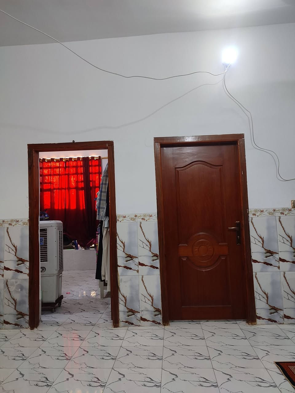 الدار للبيع بسعر مناسب ومغري جداً//{{ المساحه الكليه 500م}} متكون من استقبال وصاله ومطبخ ومجمع حمامات داخليه وخارجية وتلث غرف نوم اثنين جوه وحده فوك هيا ومجمع صحيات الها ومخزن لاغراض فوك كذالك وحديقة خارجيه..!!}} {مساحه البناء 300 او شويه أكثر}}ولباقي لمساحه من ضمن البيت تريد تبيعها او تخليها حديقه جبيره حسب رغبه المشتري// الموقع طريق المعاره بالقرب من حسينيه السجاد بشارع المختار الجديد {{الاستفسار أكثر خاص او اتصال ***********}}
