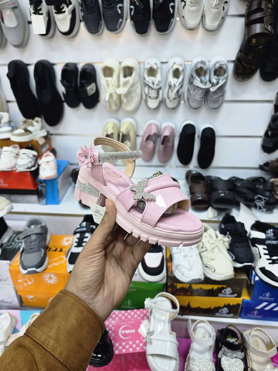 هلا متابعينا 😊 
موديلات العيد وصلت 😉
موديل حذاء أطفال و شبابي  طبي فول راحة 💯
📍العنوان كوت خاجية شارع ٤٠ داخل سوق الخاجية العصري 
للإستفسار وطلب تواصل خاص


**إذا كنت صاحب هذا الإعلان وتريد حذفه لأي سبب، رجاءا أرسل رسالة إلى الدعم الفني**