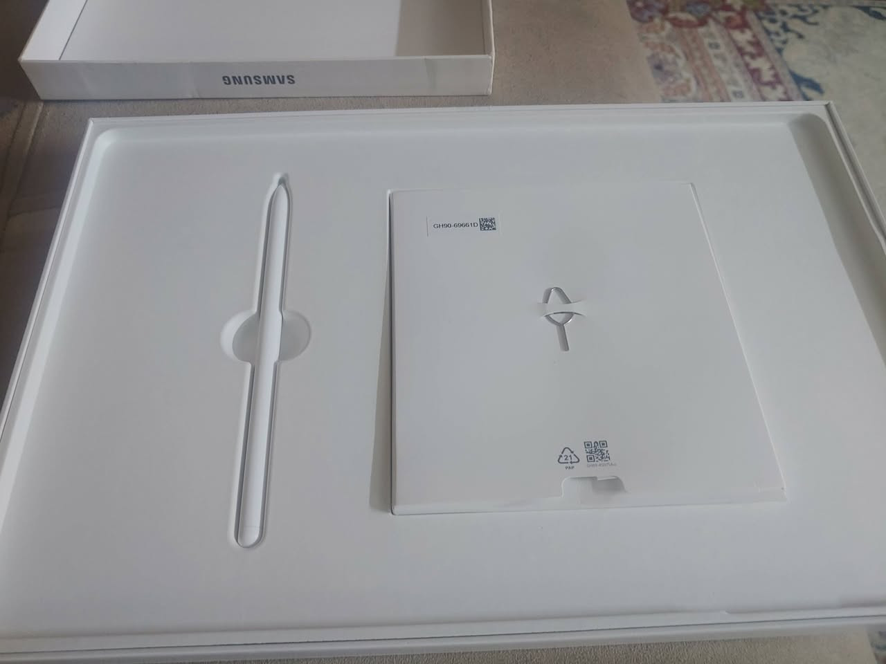 سامسونك تاب اس 10 بلس اف اي 
ذاكره 256 رام 12 ياخذ شريحه يعني 5G شبه جديد كارتونته كامله بيها الشاحن والقلم وحافظة
السعر 750 الف
للاتصال ***********
