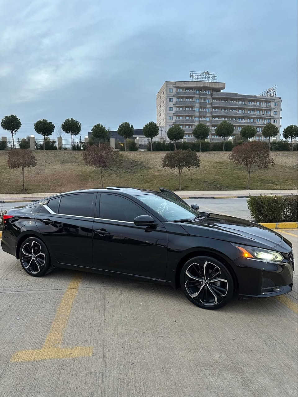 ‎نیسان ئەڵتیما ئێس ئاڕ پڵەس ٢٠٢٤ 
‎ بێ دەبڵ ئەکسل 
‎١٢هەزار مایل ڕۆشتووە 
‎مواسەفات فوول 
‎کوشن هیتەر سوکان هیتەر 
‎سڵاید ٥ کامێرە 
‎پێشەوە و دواوە ڕادار ئاوێنە ڕادار 
‎شاشە گەورە برێک بەسمە ئۆتۆ هۆڵد شەغال 
‎تحدید سورعە گێری سەر سوکان 
‎داشبوڵ کاربۆن فایبەر زۆر مواسەفاتی تر 

‎١ پارچە بۆیاخە بێ ناوگرتن 
‎بێ ئەرباگ     
‎ڕادێتەر و شانسی بەدەنە هەمووی بەشەرت بیلادی 
‎گێڕ و مەکینە بەشەرت نەکراوەتەوە  
‎سەنەوی و پلێت تازەیە تا ٢٠٢٩ 
‎بە شەرتی تەحویل و غرامە 
*********** 
سعری ١٨٤وەرەقەو کەمێک مەجال
شوێن سلێمانی السليمانية, العراق
