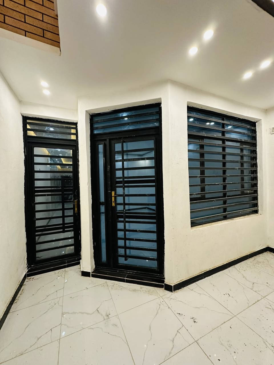 السلام عليكم 
دار مساحه 100 متر للبيع 
وجه 5 نزال 20 
طابو ملك صرف 
يحتوي على 
كراج و مدخلين و صاله و مطبخ و غرفه نوم وخدمات 

الطابق الثاني يحتوي على غرفتين نوم و خدمات و سطح 
الموقع الدوره ابو دشير قرب مستوصف التحدي 
الاستفسار الاتصال على الرقم
***********
***********
