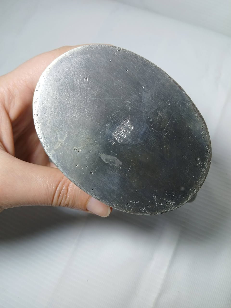 لوط "الزمن الجميل" - تشكيلة أنتيك نادرة وفخمة✨️
​🏺 محتويات اللوط:
​طقم ضيافة نحاسي (Vintage Brass): يشمل "دلة" عربية أصيلة بنقوش يدوية بارزة + 4 كؤوس نحاسية بتعتيق طبيعي ساحر.✨️
​مجموعة المباخر والمزهريات: تشكيلة متنوعة من النحاس الأصفر والأحمر المزخرف بآيات ونقوش إسلامية بديعة.✨️✨️
 القطعة المختومة (الأساس):
​طقم (براد + سكرية) إنجليزي أصلي🇺🇸: قطع ثقيلة وفخمة جداً، بنقوش بارزة وتفاصيل ملكية.✨️✨️✨️
​الدمغة: مختوم بختم المصنع✨️ الإنجليزي بالأسفل (واضح بالصور) لضمان الأصالة والقيمة. 🛡️
​ميني فازة: بورسلين كحلي ملكي "كوبالت" بلمسات ذهبية✨️✨️
​ولاعة "الطاووس": قطعة فنية فضية منقوشة بدقة عالية شغاله بتشرز♻️♻️
السعر [خاص]👌👌


**إذا كنت صاحب هذا الإعلان وتريد حذفه لأي سبب، رجاءا أرسل رسالة إلى الدعم الفني**