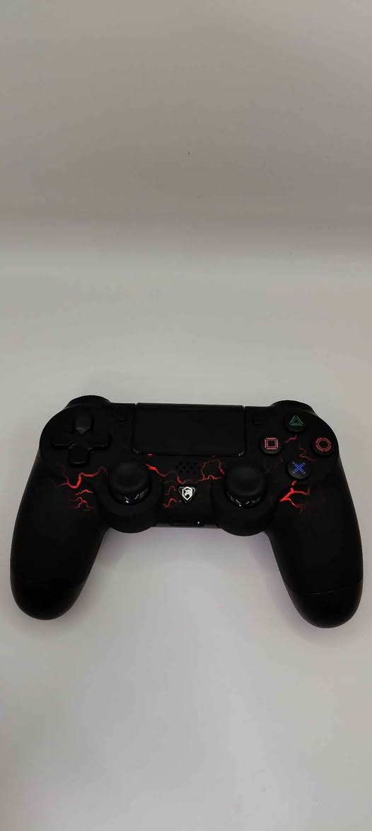 هذا صندوق لوحدة تحكم لاسلكية طراز P02 من صنع شركة ECHTPOWER، وهي متوافقة مع أجهزة بلاي ستيشن 4 (PS4/Slim/Pro). تشمل الميزات الرئيسية ما يلي

تصميم محسّن ومطوّر لمعالجة مشكلات مثل الحساسية المنخفضة وتأخير المفاتيح.
تكنولوجيا استشعار الحركة سداسية المحاور وتقنية الاهتزاز المدمجة.
اتصال لاسلكي (بلوتوث).
يُظهر شريط الإضاءة ضوءًا أبيض عند توصيل وحدة التحكم بالجهاز. موصل, نينوى


**إذا كنت صاحب هذا الإعلان وتريد حذفه لأي سبب، رجاءا أرسل رسالة إلى الدعم الفني**