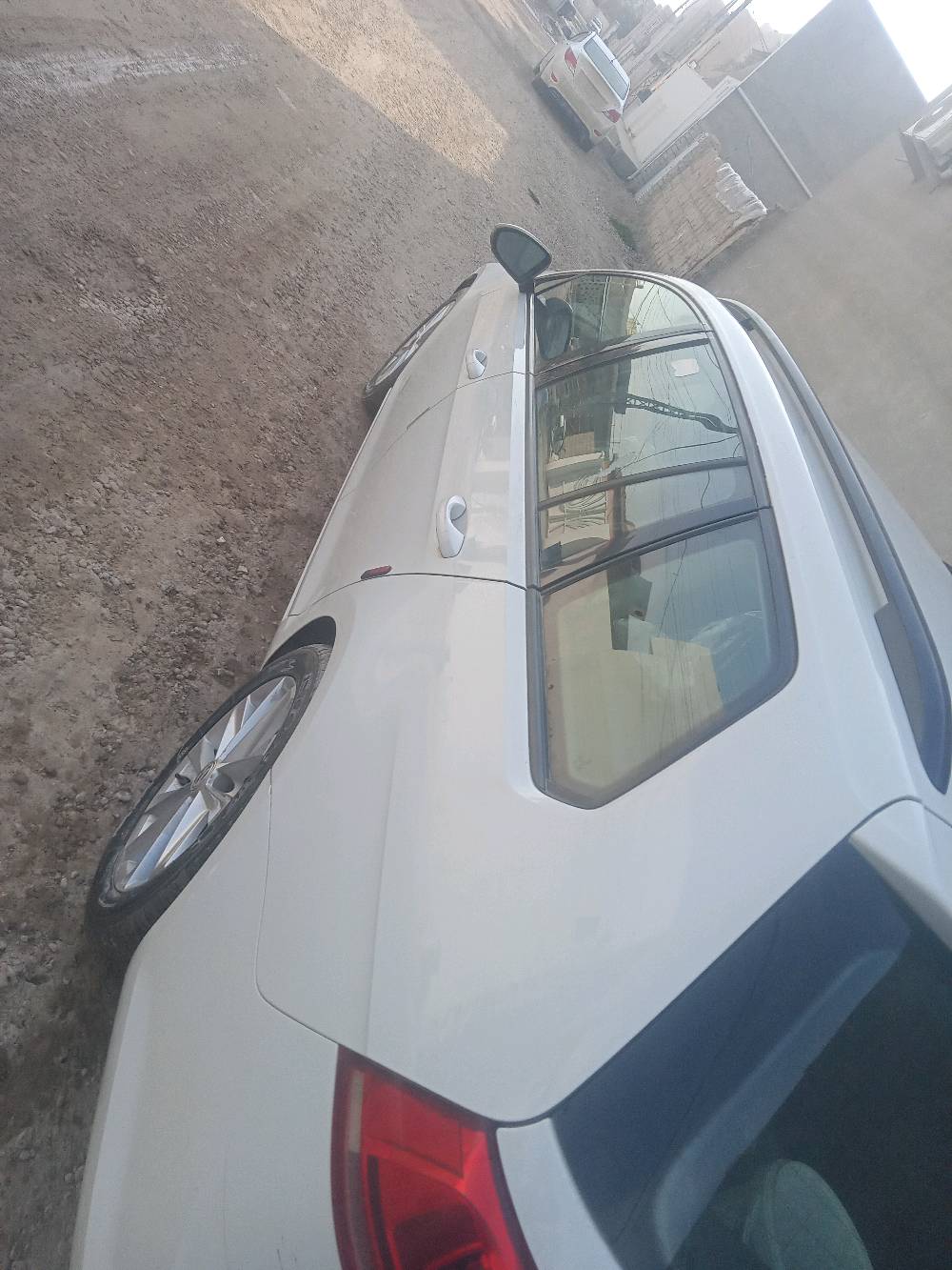 للبيع فولكس فاجن موديل حديث، لون أبيض، بحالة ممتازة من الداخل والخارج. السيارة نظيفة ومصانة بشكل جيد، ومجهزة بوسائل الراحة الأساسية. إذا كنت تبحث عن سيارة موثوقة وأنيقة للعائلة، فهذه السيارة هي الخيار الأمثل لك.