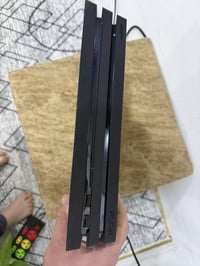 بلي 4برو 4K ذاكرة 1تيرا  جهاز نضيف جدا  بي عدت العاب مثل سنايبر كال اف...