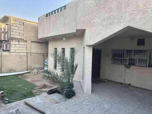 بيت للايجار من صاحب الدار  مباشرة
حي الجهاد مربع الطائي

مساحة 200 متر طابقين يحتوي على 4 غرف نوم الطابق الاول يحتوي على مطبخ وصالة وهول داخلي وغرفة نوم وصحيات وترك عدد 2 وكراج وحديقة الطابق الثاني يحتوي على 3 غرف نوم وهول داخلي وسطح اول وسطح ثاني  
السعر مليون دينار شهريا ً
للتواصل على الخاص او على رقم صاحب الدار ***********
