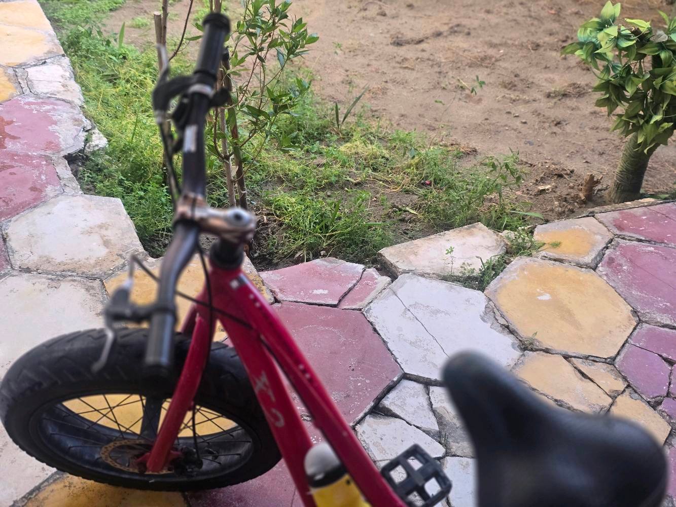 سلام عليكم بايسكل للبيع ماركه k2 مكاني كربلاء رقمي *********** / المواصفات مالته تعتبر K2 ماركة معروفة عالمياً، ولديها تاريخ طويل في تصنيع الدراجات الهوائية ومعدات الرياضة الأخرى.هذا البايسكل هو من نوع Fat Tire Bike (بايسكل التواير العريضة)، ويحمل علامةk2 + بيه مشاكل بيسطه مثل يرادله نفخ تايرات وكم شغله بسيطه سعره بل موقع اكثر من 250$ للاستفسار اتصال او مراسله 