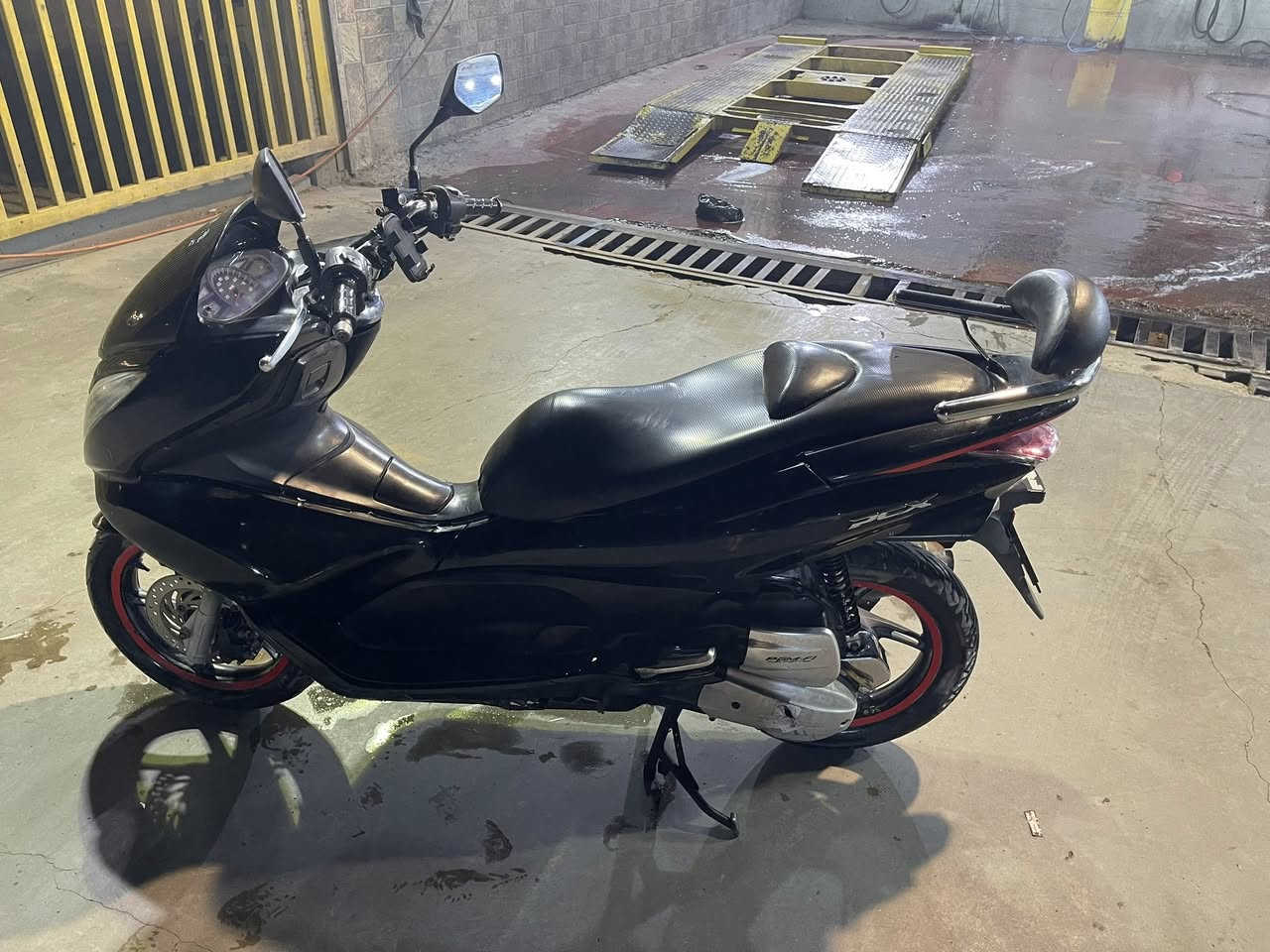 سلام عليكم pcx جيل اول محرك 125 مكفول كفرات بلاديه  كهربائيات كلها شغاله دراجه خير من الله ما ناقصها شي تجي بعينك وتشوف السعر مليون و 250وبيها مجال للشراي *********** واتساب هم موجود
