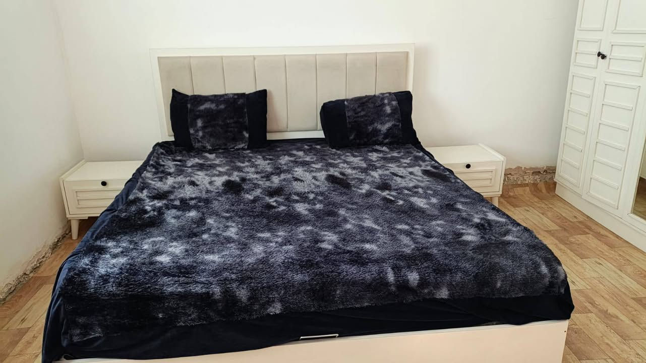 السلام عليكم حياكم الله اخوان
للبيع غرفة تركية ٩ قطع بيهه اضرار بسيطة السعر ٩٠٠ الف بيهه مجال بسيط 

العنوان الشعلة شارع ابو الدهن 
***********
