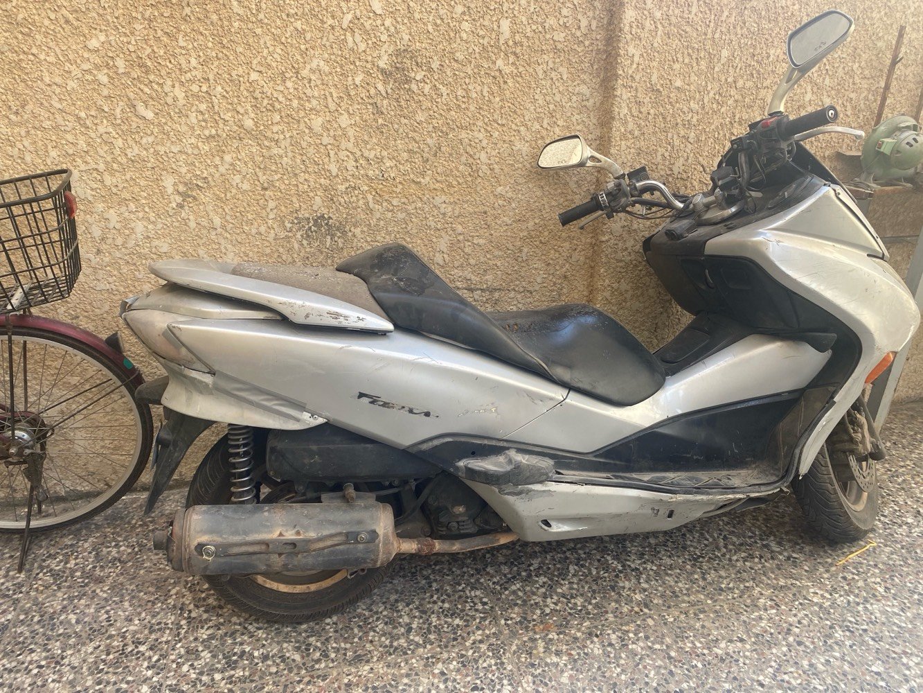 فورزا 010 
دراجه شغاله بس ابيع كوم حديد 
كفراته تقريبا 40 بالميه 
تايرات خلفي امامي جديد دسكات جديد
قايش وكلجات جديد 
اويل بم جديد
دبلات امامي يحتاجله
وجويتر يخربط 
المو شراي لا يتعبني فدوه اروحلكم
عنوان بغداد