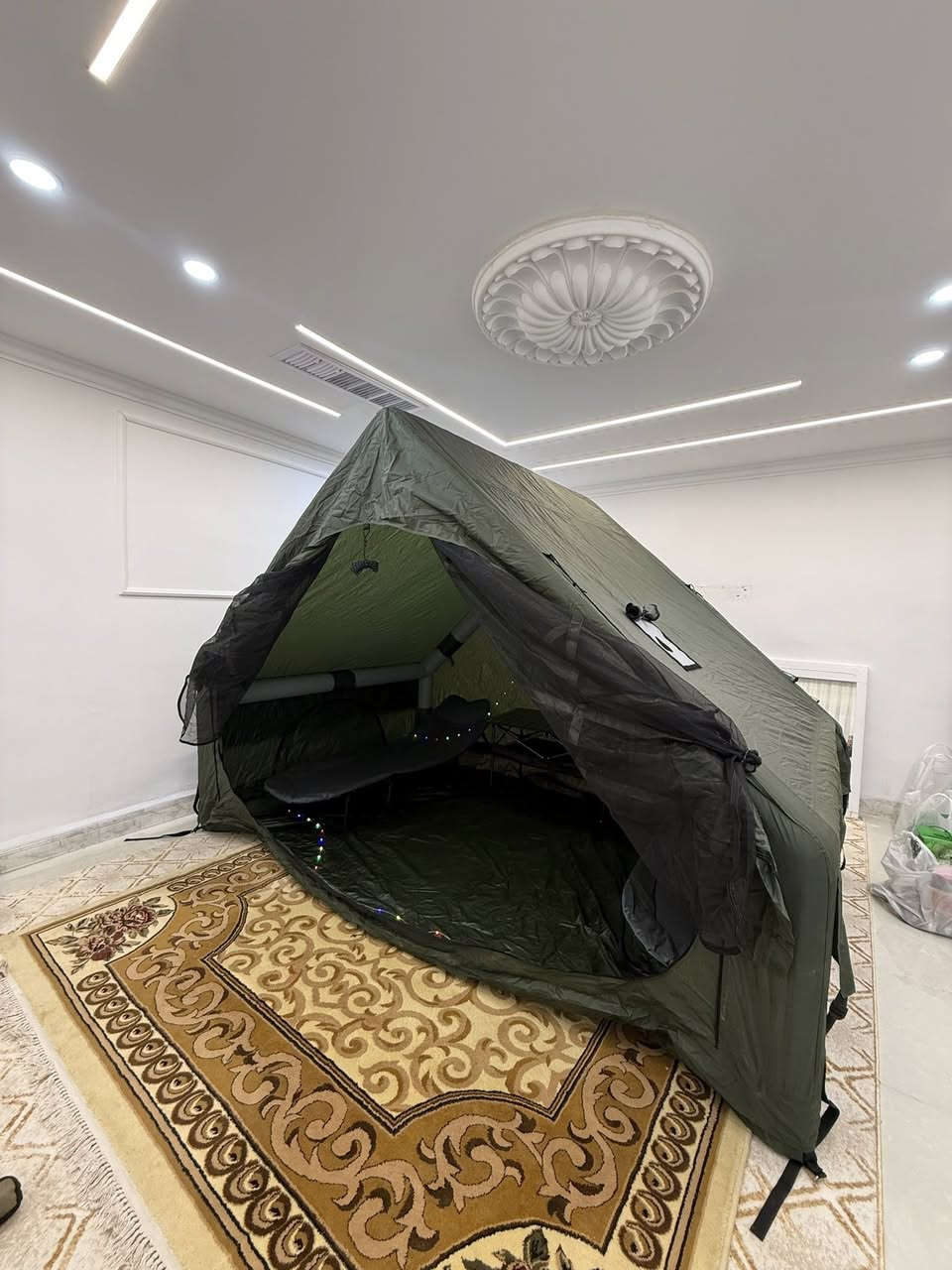 خيمة هوائية (نفخ) للبيع - نظافة أخو الجديد
•: خيمة هوائية () بنظام الجسور الهوائية المتينة.
• القياس: [3.10 متر × 2.10 متر].
• اللون: زيتي ملكي (أخضر غامق) مميز وعملي للبر.
• المداخل: مدخل واحد رئيسي واسع مزود بناموسية (تور) للحماية من الحشرات.
• المميزات:
• سرعة التركيب: تنصب بدقائق عن طريق النفخ فقط (بدون قلق الأعمدة والحديد).
• فتحة مدخنة: مجهزة بفتحة خاصة لخروج دخان الدفاية (المشب).
• المساحة: شرحة من الداخل، تأخذ سريرين وطاولة وتكفي لـ 3-4 أشخاص نوم.
• التهوية: نوافذ جانبية محكمة لضمان دخول الهواء ومنع الغبار.
• الحالة: نظيفة جداً وخالية من أي عيوب أو شقوق (استخدام خفيف).
• الموقع: [كركوك ].
• السعر: [250].
📞 للتواصل (واتساب أو اتصال): [ ***********  ]
