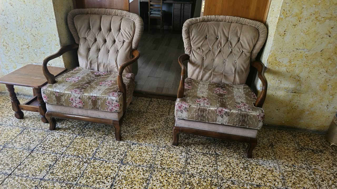 السلام عليكم عندي طخم تركي خشب زان ثقيل مع طبلاته عشره مقاعد وبدون اي ضرر عنوان بغداد المشتل الاتصال واتساب ***********
