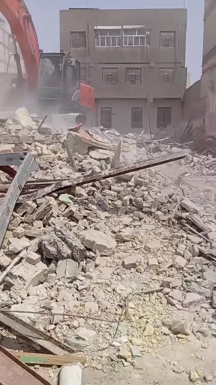 السلام عليكم نعمل بالتفليش بيوت قديمه والترميم وكافه عمل التفليش الاستفسار على هذا الرقم ***********
