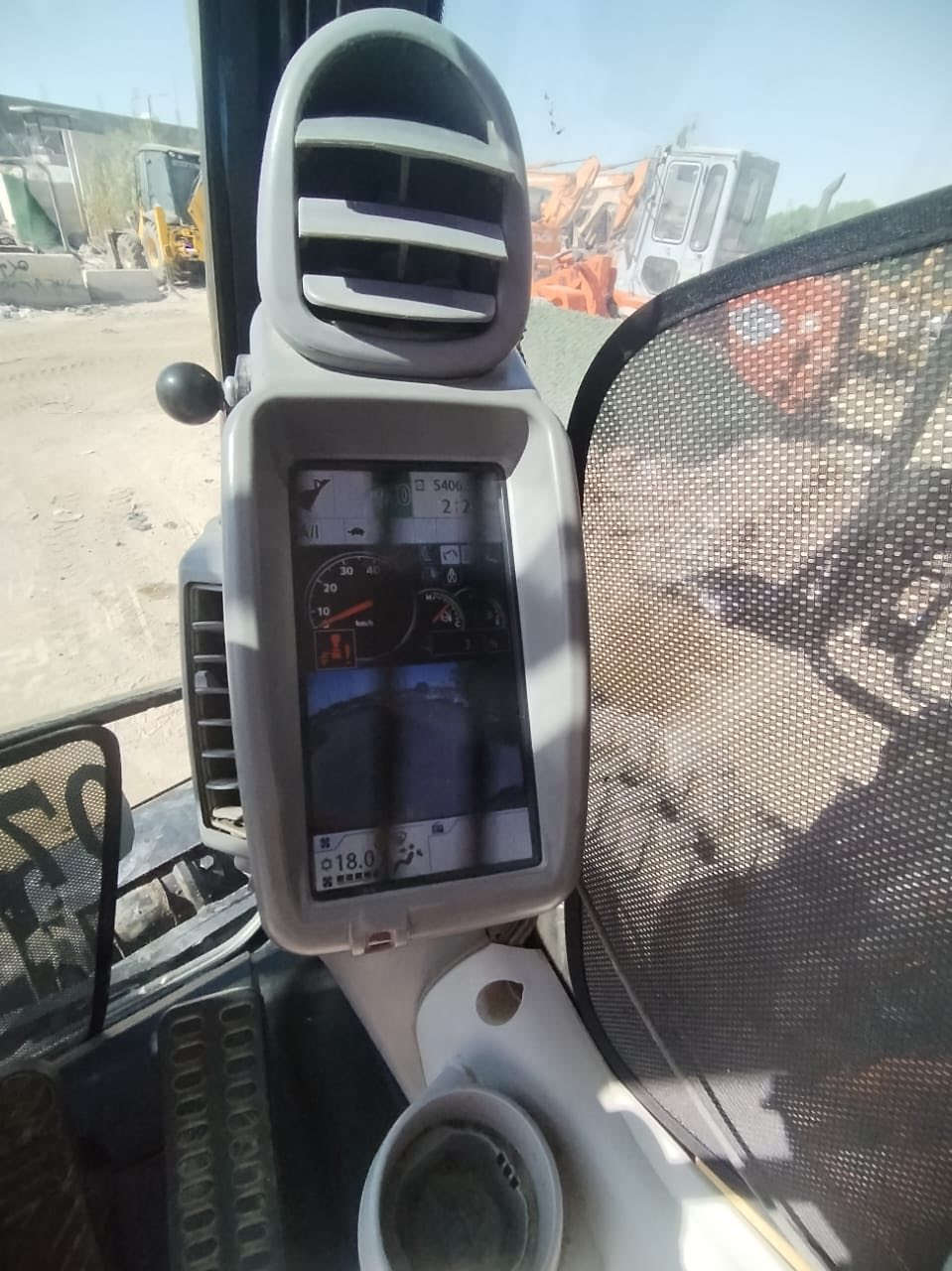 سلام عليكم حفارة هيتاشي بي فايف ٢٠١٥ مشتغلة ٥٥٠٠ ساعة رقم أربيل جديد باسمي هزة ما منتهية مكفولة وجاهزة للعمل مكانها بغداد للاستفسار الاتصال على الرقم ***********
