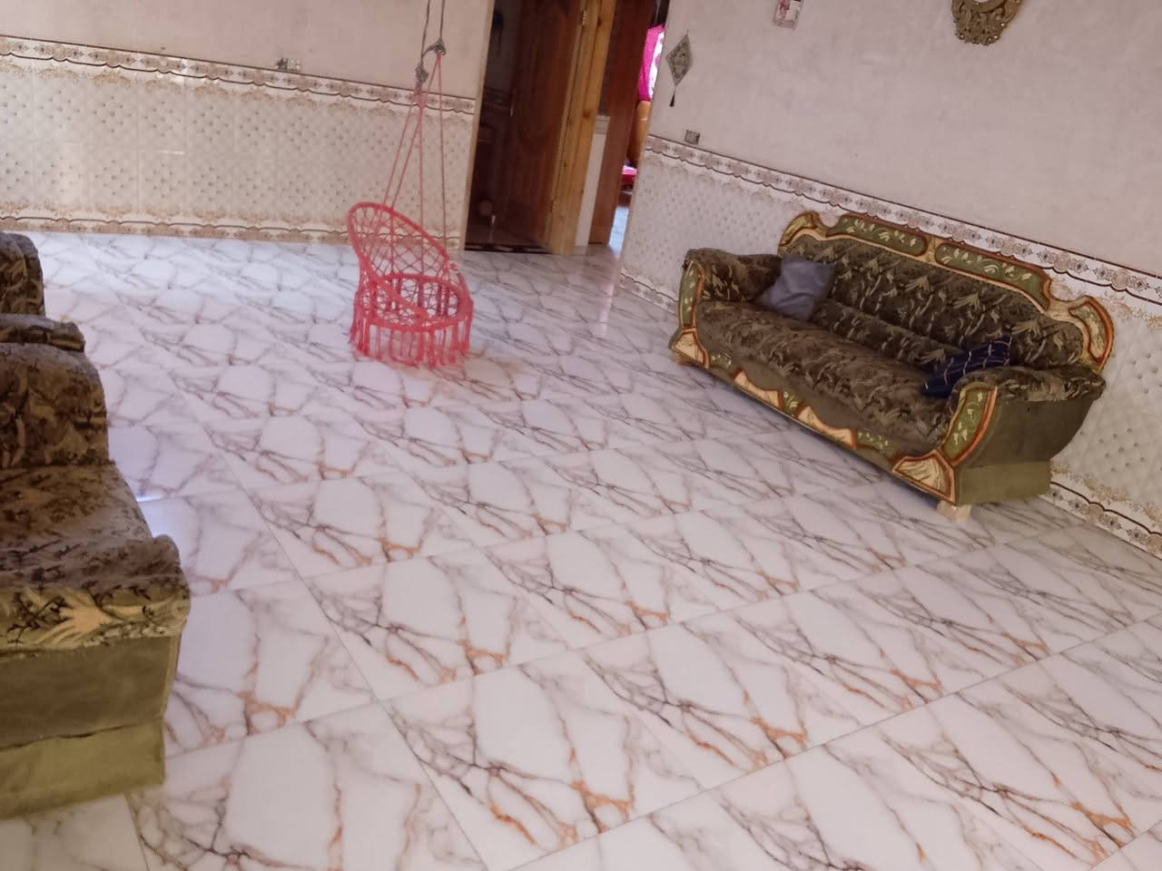 بيت بمحاويل قريه بعلوان 58 وبي مجال مساحه بيت 1000 متر
مساحه بناء 250 
سنه البناء 2025 واجهيه البيت كامله لبيت لبخ داير مدايره مكمل 
البيت ناقصه فقط بورك كهربائيات مسويها فقط شد  اضويه وهايههيه
غرفتين كبار مطبخ 7 امتار هول 7 امتار مجمع صحيات كامل مكمل 
كهرباء ذهبي 
مي واصل لبيت منطقه حلوه ومريحه لسكن وخدمات كامله البعلوان قرب ملعب كرار منطقه متوفره بيها مدراس روضه مطاعم محلات مستوصف 
عياده تمريضيه ‏‪***********‬‏
