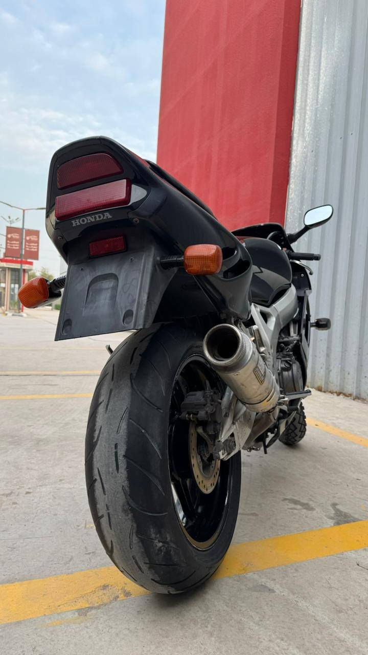 السلام عليكم (رمضان مبارك )
سيبي ار (900cc) 
على وضع الشركة مال رمبة نضيفة جدآ.
سرعته 300
من الصفر لل٢٠٠ قبل ان يرتد اليك طرفك 
الاول والثاني والثالث بطناش 
افضل دهن بالعراق 
عوزه بس سايق .وتاير امامي لان تايره نشاز 
سعره ١٧ ورقة ....لا ٢٢.ولا ٢٠ ولا ١٩ ...
بس ١٧ ورقة  وايضآ بيه مجال للشراي اكرامآ الجيته عليه 
مكاني نجف *********** النجف, العراق
