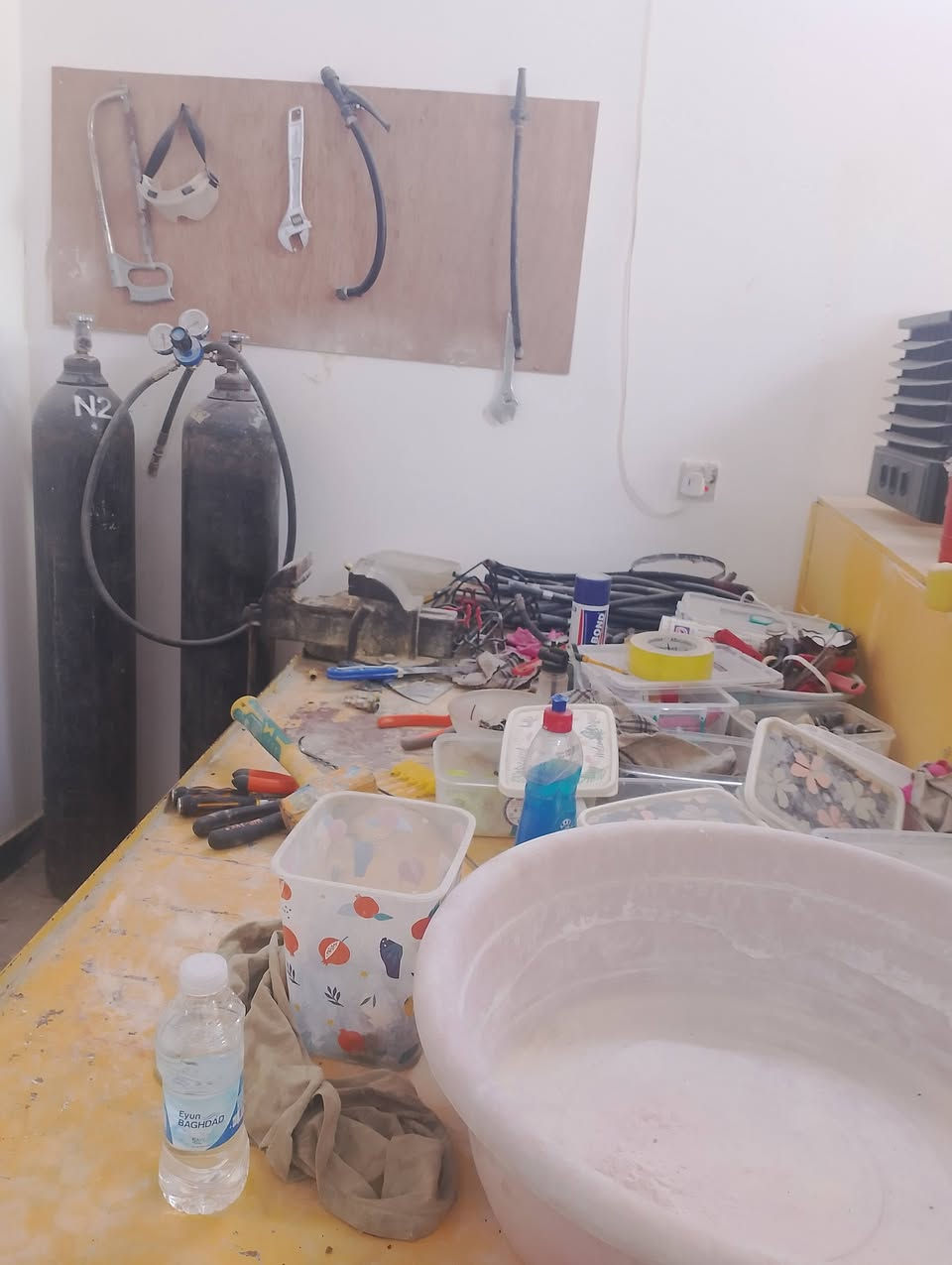 للبيع ورشة لبيع وتعبئة وصيانة مطافى الحريق بكافة محتوياتها العنوان نهاية شارع شهداء البياع مقابل مثلجات نوتيلا للاستفسار *********** الملأ أبو ارشد العامري
