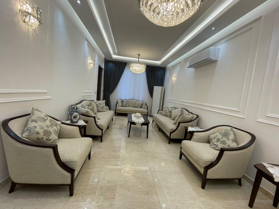 سلام عليكم يوجد دار للبيع مساحه ١٩١ الواجهه 9/5 سند مفرز بناء ٢٠٢٦ موقع حي الجامعه خارجية مقابل بيت مشجره حديقه الاستفسار مكتب ابو احمد للعقار *********** سيف
