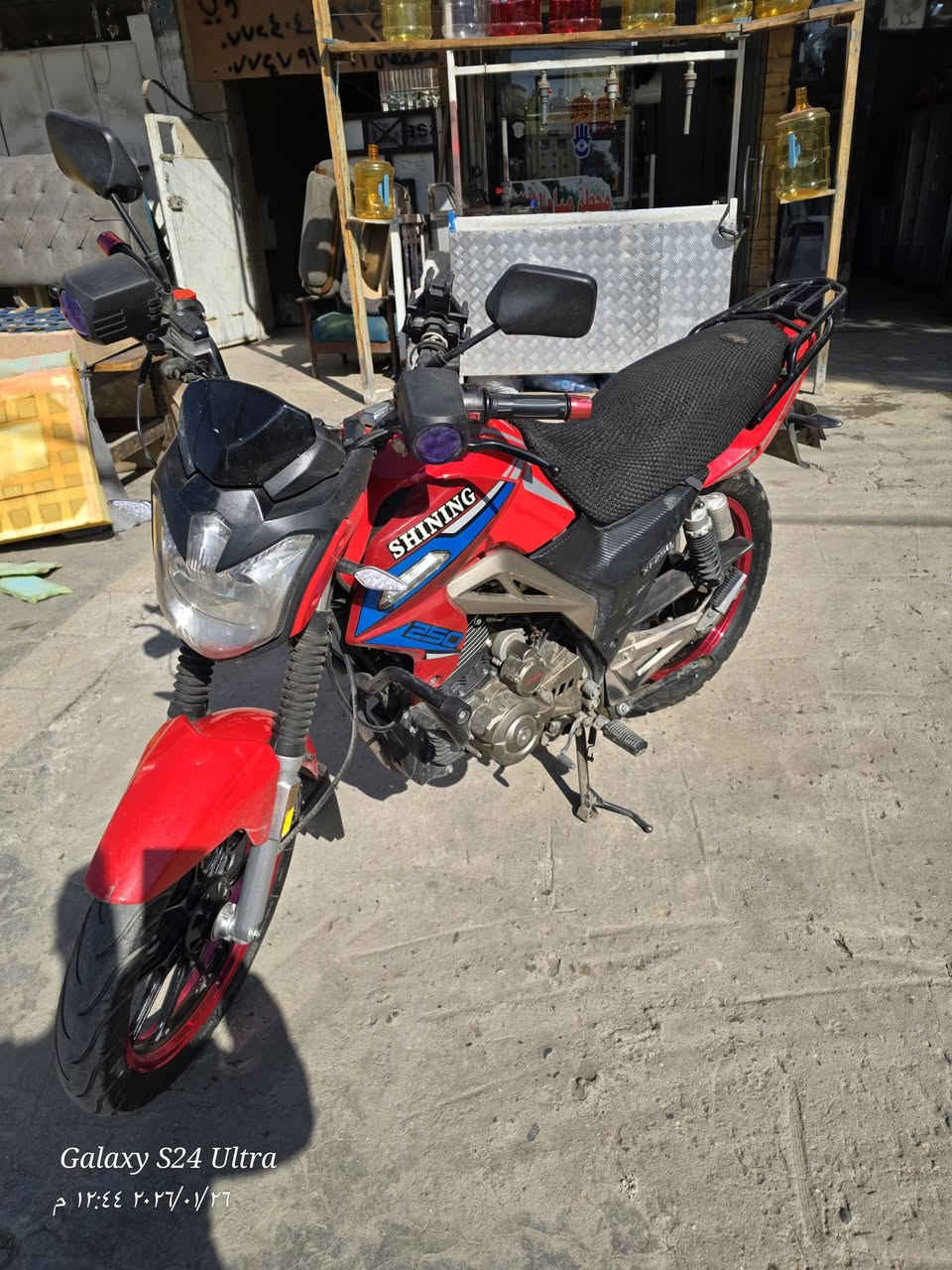 السلام عليكم 
للبيع شاينك 250cc 
الدراجه مرقمه بغداد رقم انكليزي بأسمي تأخذه ثاني يوم تحول 
دراجه غنيه عن التعريف 
نظام البطح 6 نمر 
الدراجه مزودها 
لايت زينون 120W من شركة دايوان سيزر 
تاير خلفي مال بطه 130\80\17 
تاير أمامي مال بطح 100\80\17 
زنجيل مال بطح ابو الربل 
سماعات بلوتوث 
التايرات البلاديه موجوده هم 
العنوان بغداد جميله الأولى فلكة 83 
للإستفسار *********** متواجد واتساب واتصال فقط 
السعر خاص
