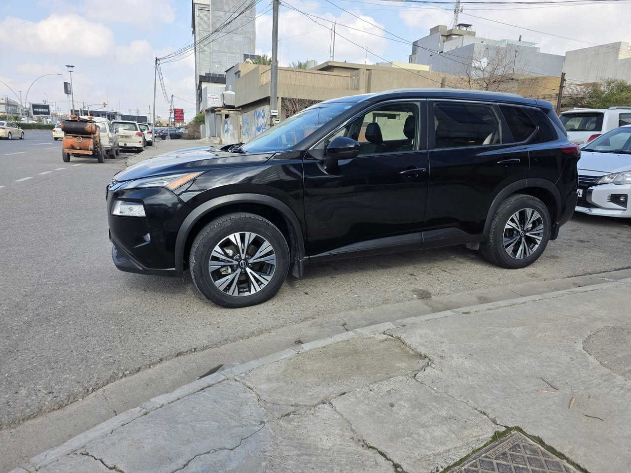 السلام عليكم للبيع نيسان روج كامل مواصفات بانوراما دبل اكسل كشنات كهرباء داخل اسود كامل المواصفات مرقم اربيل سنوية بأسمي ماشية ٧٨٠٠٠ بدون صبغ ضرر دعامية فقط كلشي بلاد تخم اطارات جديد 
السعر ١٧٥
***********
