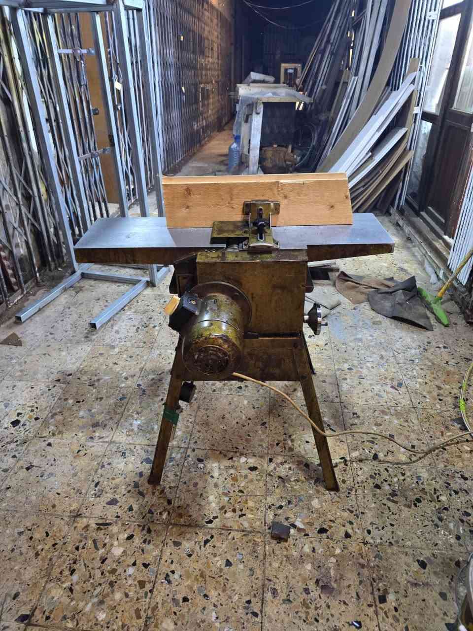 سلام عليكم عدي رنده ودبل بلاديه وزنه اكثر من ٨٠ كيلو صناعه نمساويه سنه ١٩٧٨ قطعه اثريه صارله ٥٠ سنه ماملعوب بيه براغيه بعده علقديم ياخذه ضل ويا طول عمر سعر علخاص *********** مكان بياع مقابيل مصرف رشيد
