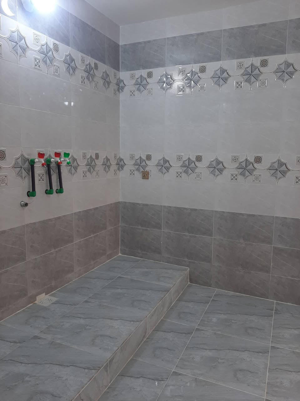 سلام عليكم شقه الايجار جديده مكانها حله شارع 80 حي المعلمين مقابل حلويات مازن ماستر الاستفسار عل رقم ***********بي واتساب
