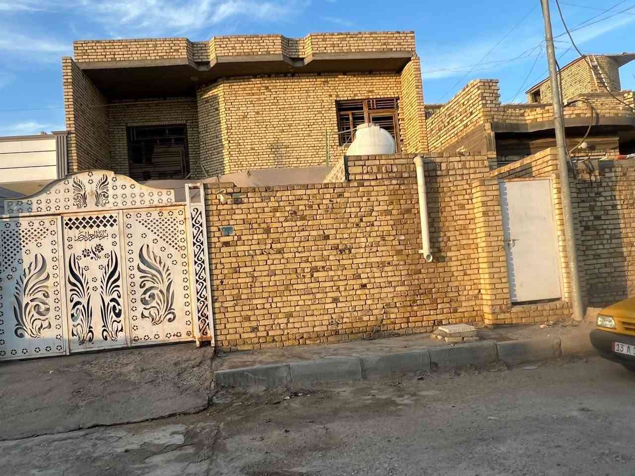 سلام عليكم بيت لبيع ابو شطيب قاطين قاط جوه كامل لفوك هيكل مساحه لبيت 250 متر شراي نتصل علا رقم ***********
