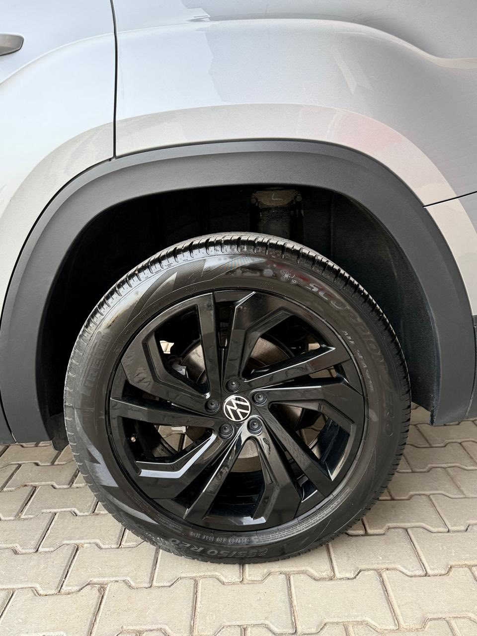 السلام عليكم
+‏ Volkswagen Atlas 2022 Se

فول مواصفات السياره للأخير كامل مواصفات 
وراد أمريكي حادثها ربع البنيد بدون دواخل بدون شواصي
الايرباكات كلهة مرجعهة بلادي
حجم المحرك: V6 سلندر(3.6L) دبل اكسل
ماشي 41 الف كيلو متر حقيقي 
مواصفات السياره:
1-بانورما كامله 
2-حساسات امامي خلفي 
3-رادارات إماميه وخلفيه 
4-كامره خلفيه
5-عداد ديجتال 
6-شاشه داعمة لنضام Apple car play و Android Auto 
7-قياده ذاتيه وشبه ذاتيه
8-تثبيت سرعه 
9-هاند بريك بصمه
10-نضام تكييف إلكترون 
11-كشتات تدفئه 
12-تشغيل عن بعد 
13-لد نهاري
14-تشغيل بصمه 
15-شحن لاسلكي وسكلي 
16- 7راكب
 17-Auto stop

Minual light
Auto light
مكان السياره سليمانية
هاتف: ***********
رقم: سليمانية 21 سنويه الى 2028

السعر ٢٤٠ بيه مجال بسيط
