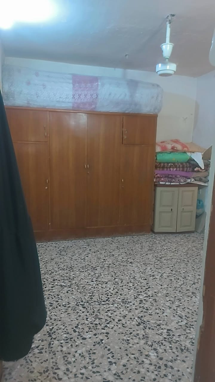 السلام عليكم بيت ١٠٠ متر طابق ونص بناء جديد يحتوي على استقبال وصالة وغرفة وغرفة فوك وصحيات متوفرة كافة الخدمات مي مجاري كهرباء مدارس مستوصف مستشفى تبليط مجاري متوفرة كل الخدمات بيع او مراوس في مساحة اكبر بالمدائن موقع البيت بغداد الكمالية ***********
