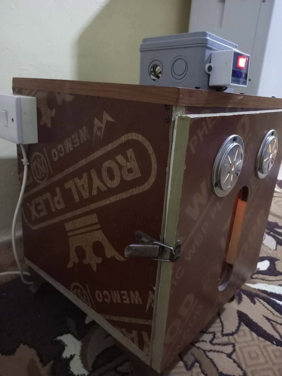 السلام عليكم.
فقاسة للبيع . 
نظافة ممتازة 
كهربائية. 
رطوبة وحرارة اوتماتيك 
تقليب يدوي 
سعة الفقاسة 80 بيضة تقريباً. 
بس مناسب . 
اتصل وتدلل 
للاتصال .
***********
