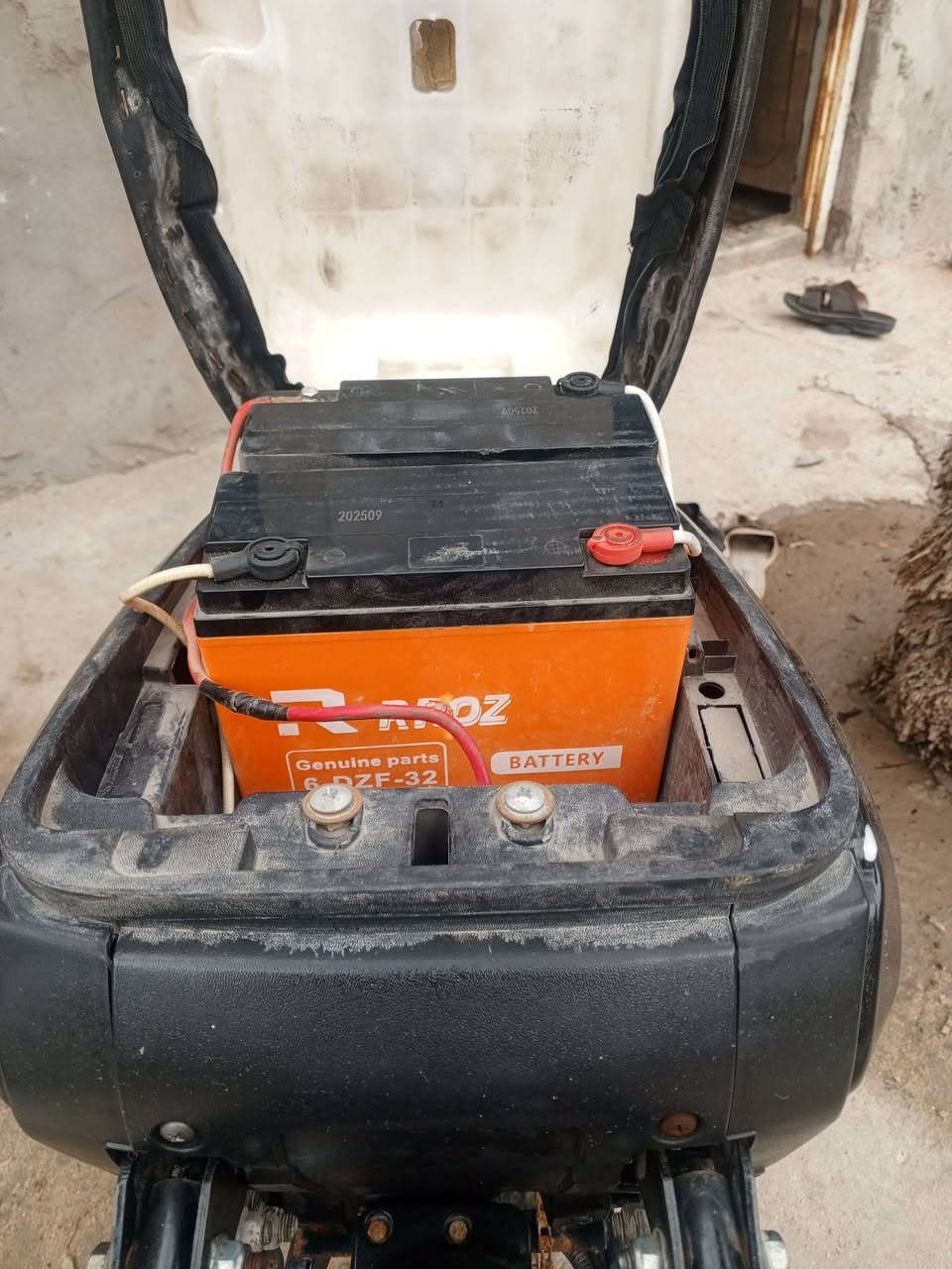 شباب سلام عليكم شباب دراجه شحن جديده بياع محتاج ومستعجل السعر 300 وبيها مجال ***********
