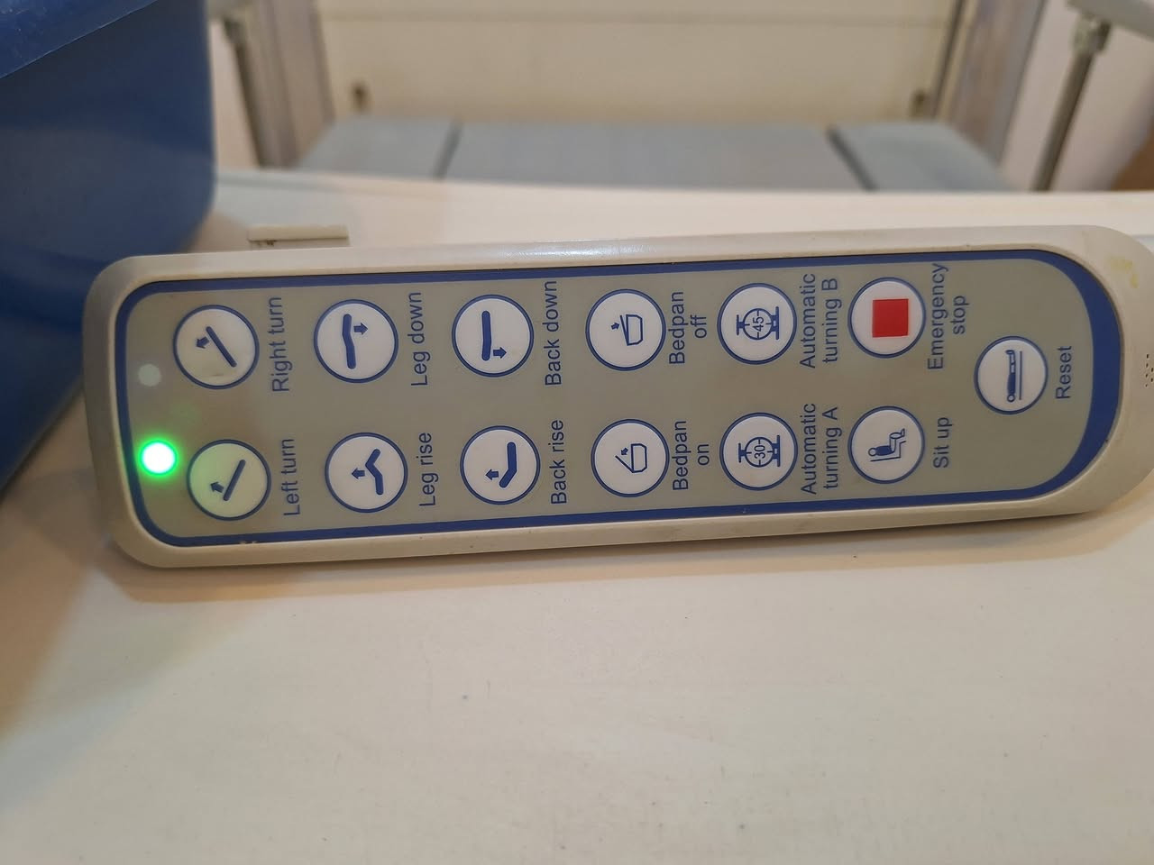 للبيع سريرطبي كهربائي ريمونت كونترول ٦ حركات مع فتحه وسطية للحمام قلاب يمين و يسار يصبح كرسي مع طبلة طعام وحمالة مغذي بحالة جديده السعر المطلوب ٧٥٠ الف  *********** للتواصل موجود واتساب
