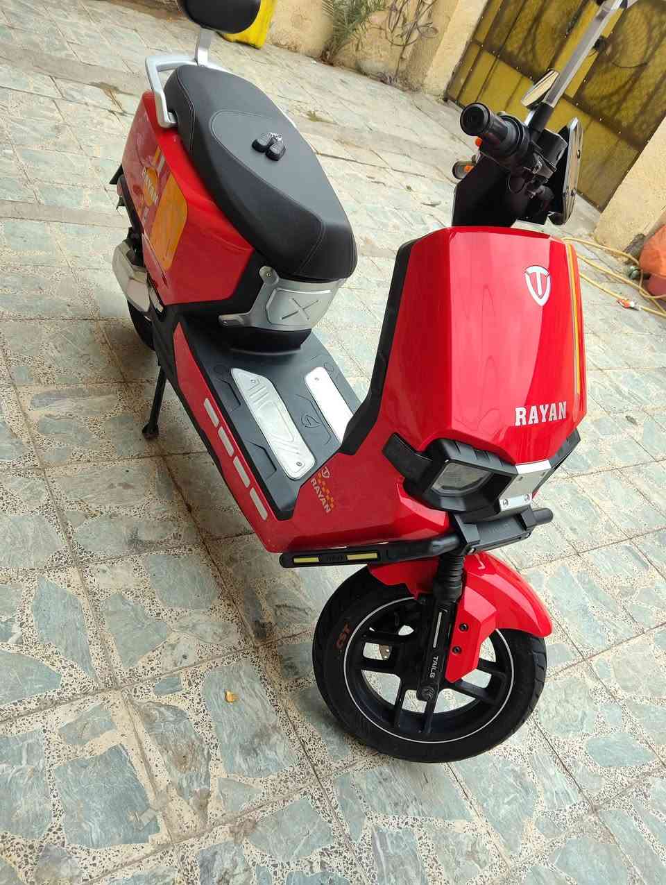 السلام عليكم دراجه ريان للبيع وحش الكون زيرو بعد ما ماشيه بيها شخوط باللزكات مثل ما واضحه بالصوره ماشيه  14 كيلو بس سعرها 900 وبيها مجال بسيط عنوان بغداد الشعب شارع الجزيره الاستفسار على هذا الرقم***********
