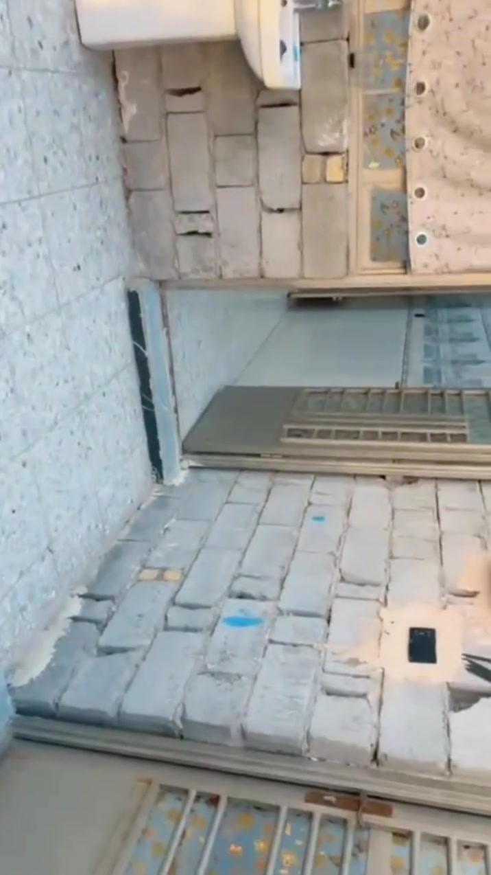 السلام عليكم متوفر دارين للبيع الدارين طبك نبيع واحد أو ثنينهن حسب الطلب مساحت الدار الواحد 150بنا حديث 2026كاملات دون أي نقص العنوان الحميديه المربع الول قرب اسواق أ بو كرار علمن الخدمات كامله تبليط مجاري كهربا للستفسار التصال رقم صاحب الدار***********
