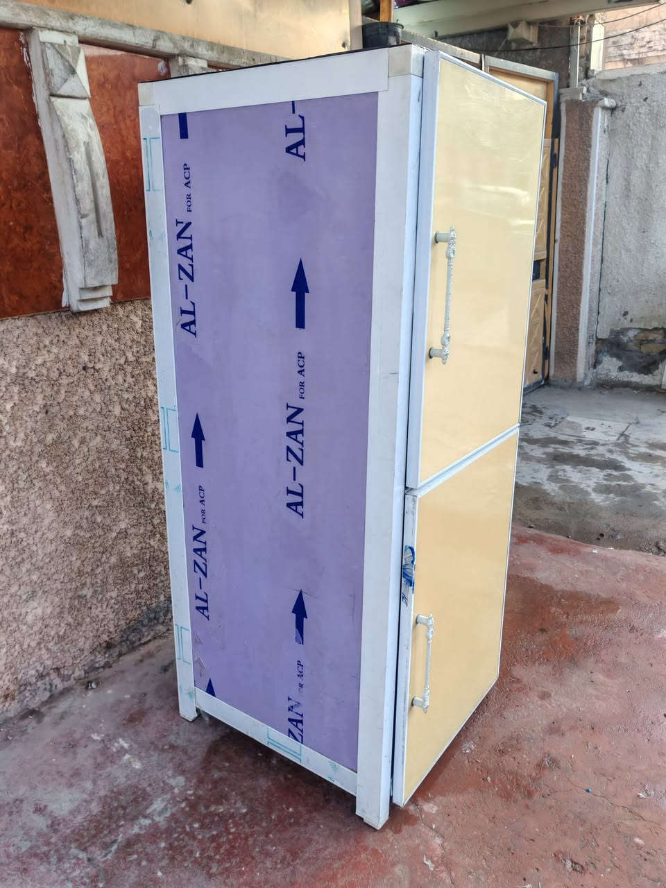 كومدي المنيوم مستخدم نضيف
بيه كسر بسيط بالصفحه موضحه بالصور

قياساته الطول ٦٠ سم و النزال ٦٠ سم

والارتفاع ١٤٦ سم مكاني بغداد الشعب

للاستفسار 👈  ***********
